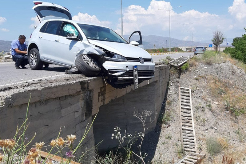 Kontrolden çıkan araç köprüde asılı kaldı