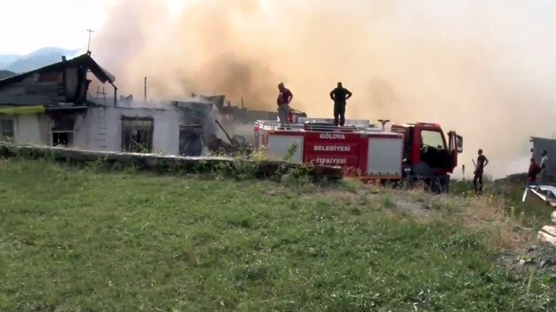 Refahiye'de çıkan yangın paniğe neden oldu