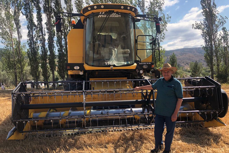 Binali Yıldırım biçerdöverle hasat yaptı