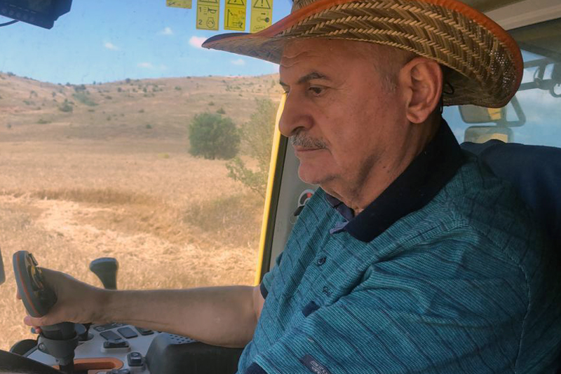 Binali Yıldırım biçerdöverle hasat yaptı