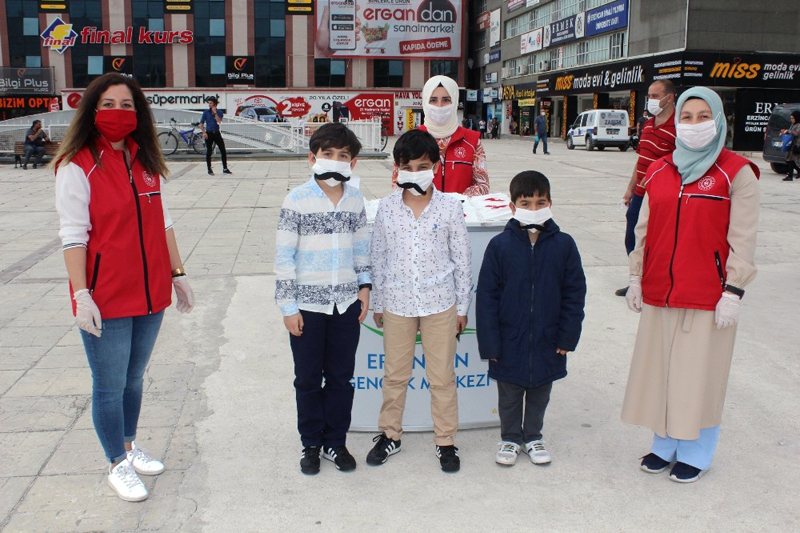 Çocuklar için özel maske tasarladılar