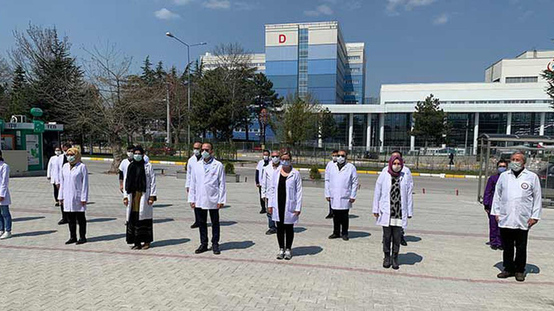 Eczacılar saygı duruşu