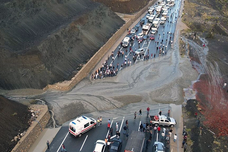Sağanak yağışlar sele dönüştü