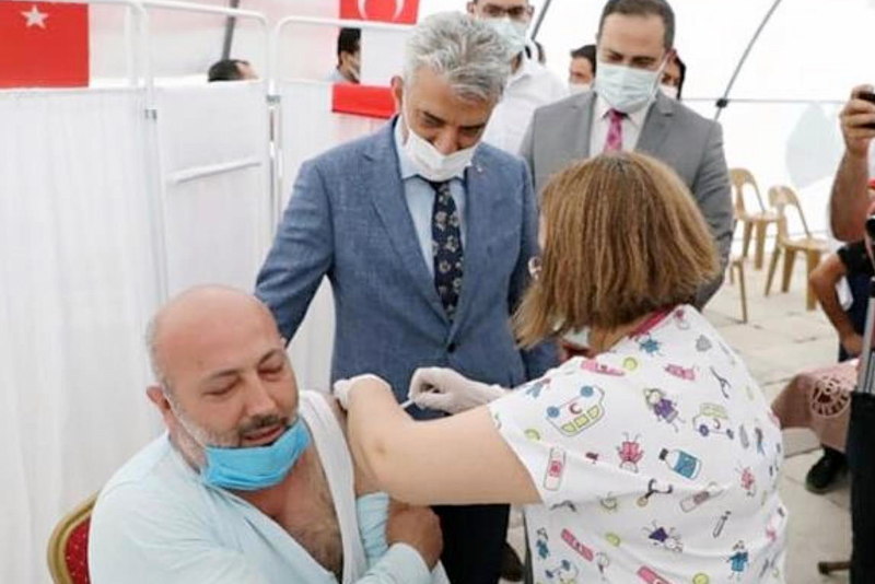 Erzincan'da 2 kişiyi aşıya vali ikna etti