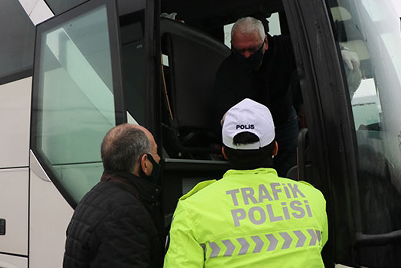 Durdurulan otobüsten 4 koronavirüslü çıktı