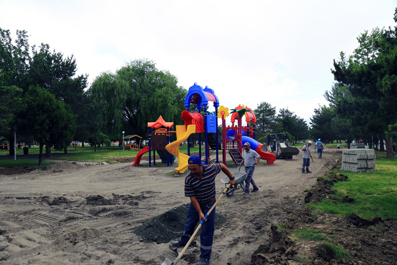 Erzincan'da parklara bakım yapılıyor