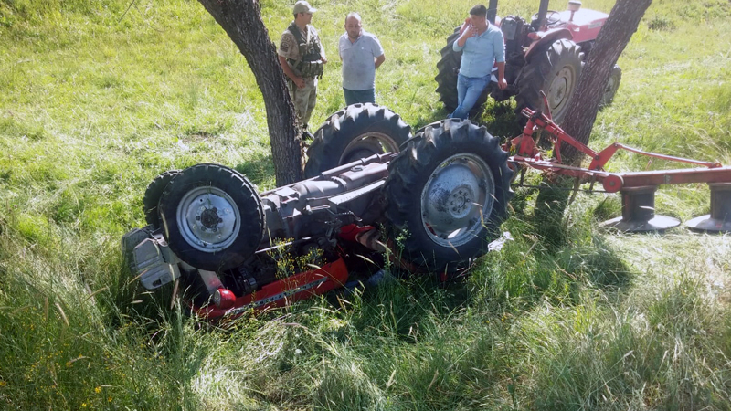 Devrilen traktörün altında can verdi